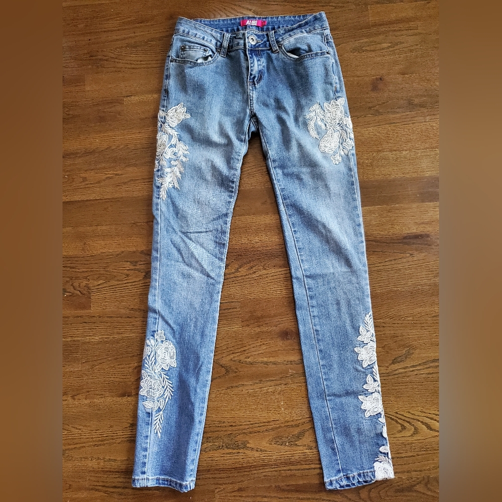 ALIBI Juniors 3 white floral embroidered skinny jeans